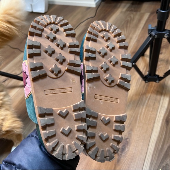 Chelsea and Violet Arden green suede floral slip on platform clogs size 9.5 lug - Picture 6 of 7